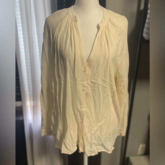 New Old Navy Cream Colored Blouse. Size Large - Picture 3 of 4